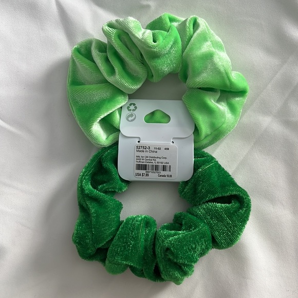 Icing Medium Velvet Hair Scrunchies - Picture 4 of 4